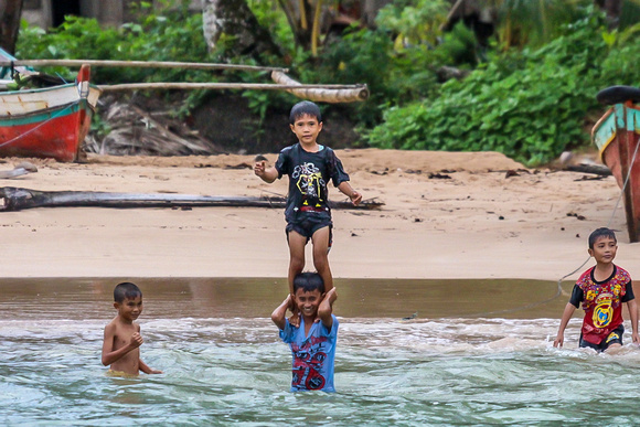 Kids on the beach Rangas